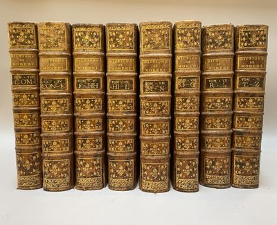 un ensemble de sept vieux livres superposés