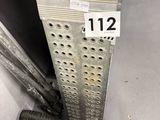 une grande variété de tuyaux de toutes sortes dans un magasin