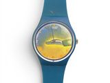 une montre bleue sur laquelle est représenté un bateau