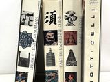 plusieurs livres sont empilés sur une étagère