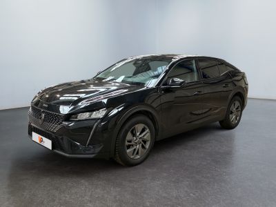 un SUV noir garé dans une pièce aux murs blancs