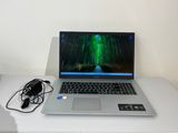 un ordinateur portable posé sur un bureau blanc
