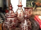 trois vases posés sur un plateau en verre, sur une table