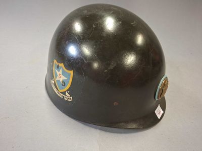 LINER USM1. Bombe synthéique, insigne en laiton à décor de l…