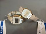 deux montres Casi exposées sur la table
