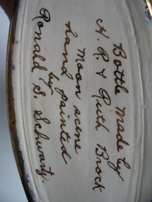 un gros plan sur une assiette sur laquelle figurent des inscriptions