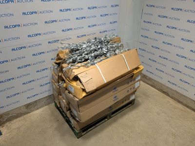une pile de cartons et une palette dans un coin d'une pièce