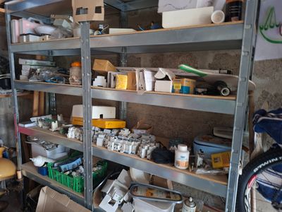 de nombreuses étagères contenant divers objets dans une pièce