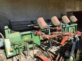 un tracteur garé à côté d'une « Green Machine »