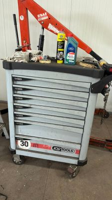 un établi sur lequel sont posés des outils dans un garage