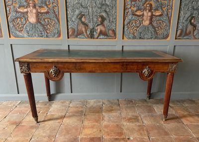 une table en bois avec un plateau en verre, posée sur un sol carrelé