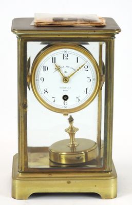 une horloge posée sur une table