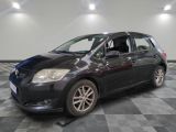la photo d'une voiture noire garée dans un garage