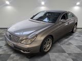 une photo d'une Mercedes CLA argentée garée dans un garage