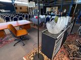 une pièce contenant beaucoup de chaises et de tables