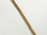 un bracelet en or sur fond blanc