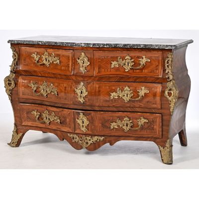 une commode surmontée d'un plateau en marbre