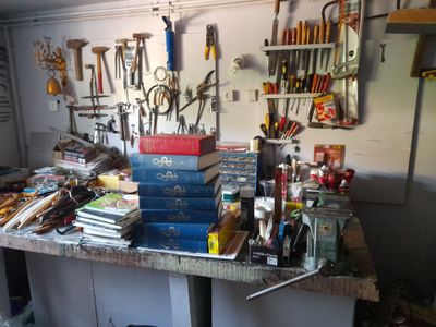 un établi avec de nombreux outils dans un garage