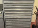un vélo posé à côté d'une armoire à outils