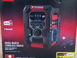 une boîte contenant une radio, posée sur une table