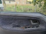 l'intérieur d'une voiture, la portière étant ouverte, montrant l'habitacle du véhicule