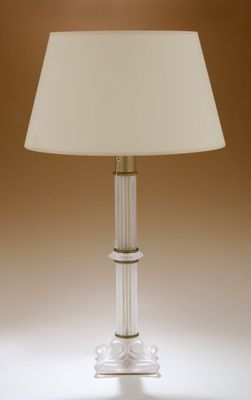 une image d'une lampe de table avec un abat-jour blanc