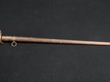 gros plan d'un objet métallique sur une surface noire