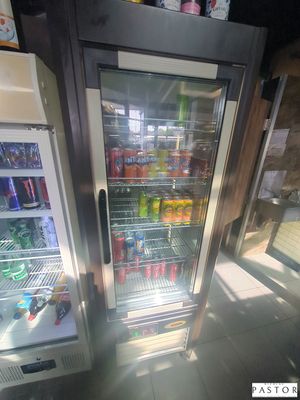 un réfrigérateur contenant des boissons, dans un magasin