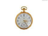 une montre de poche en or avec un cadran blanc sur fond blanc