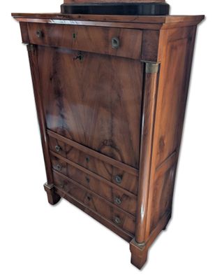 une commode en bois surmontée d'un miroir