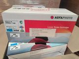 deux cartouches de toner dans une boîte en carton posée sur une table