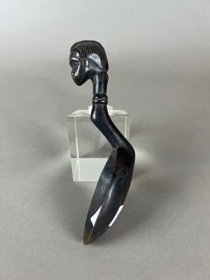 une image représentant une statue de femme tenant un couteau à la main