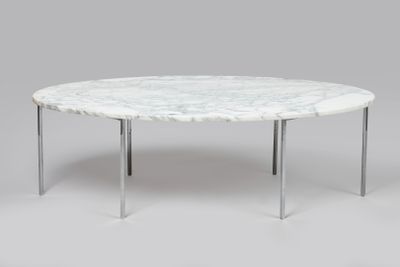 une table basse en marbre blanc aux pieds chromés sur fond gris