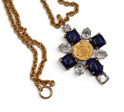 une image représentant un collier orné d'une pièce d'or et de pierres bleues