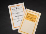 deux brochures présentant différents types d'équipements électriques sur un fond noir