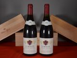 deux bouteilles de vin posées l'une à côté de l'autre sur une table