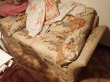 une photo d'un canapé recouvert d'une couverture