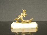 figurine plaquée or représentant un garçon dans un bateau