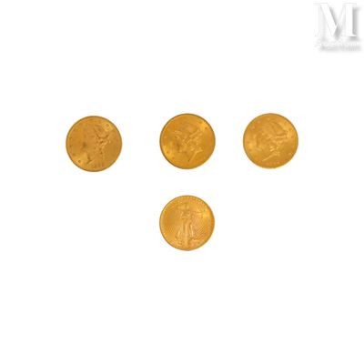 quatre pièces d'or sont disposées en ligne sur une surface blanche