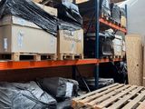 Les cartons et les palettes sont empilés sur des palettes dans un entrepôt