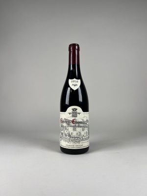 la bouteille de vin rouge est posée sur la table