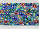 une image représentant un plateau bleu orné de fleurs colorées