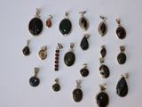 un gros plan sur un assortiment de pendentifs de formes variées posés sur une table