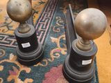 deux boutons métalliques posés sur un tapis, à même le sol