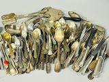 beaucoup de cuillères et de fourchettes sur la table