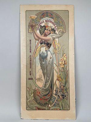 une vieille photo d'une femme en robe tenant une fleur