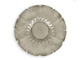 une assiette en argent ornée d'un motif circulaire