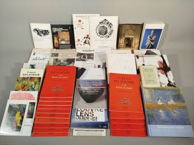 plusieurs livres sont empilés sur une table