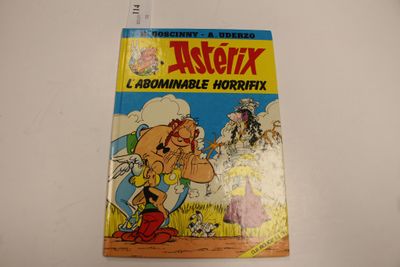 un gros plan sur une bande dessinée posée sur une table