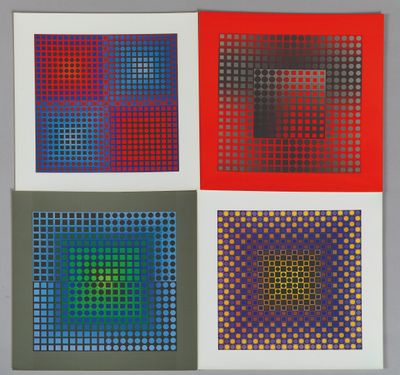 quatre carrés de couleurs différentes sont disposés sur une surface blanche